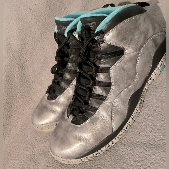 705178-045
DUST/METALLIC GOLD-BLACK
Retail Price
$190
Release Date
02/15/2015 - Picture 5 of 8